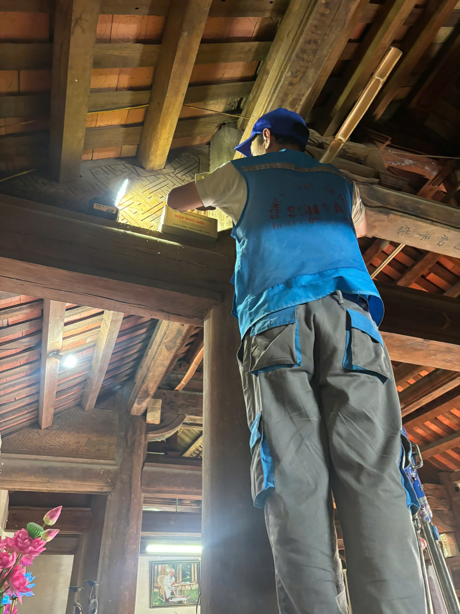 Nhân viên đặt hộp nhử mối tại Hoàng Cầu – Diệt Côn Trùng An Tâm