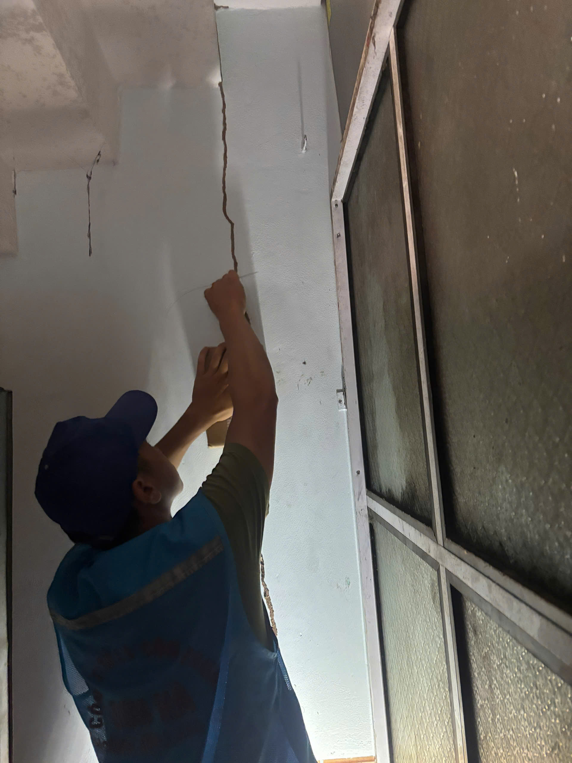 Nhân viên đặt hộp nhử mối tại Tây Hồ – Diệt Côn Trùng An Tâm
