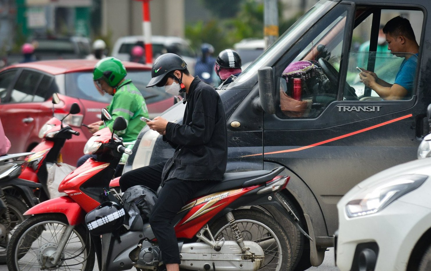 dùng điện thoại khi dừng đèn đỏ có bị phạt không