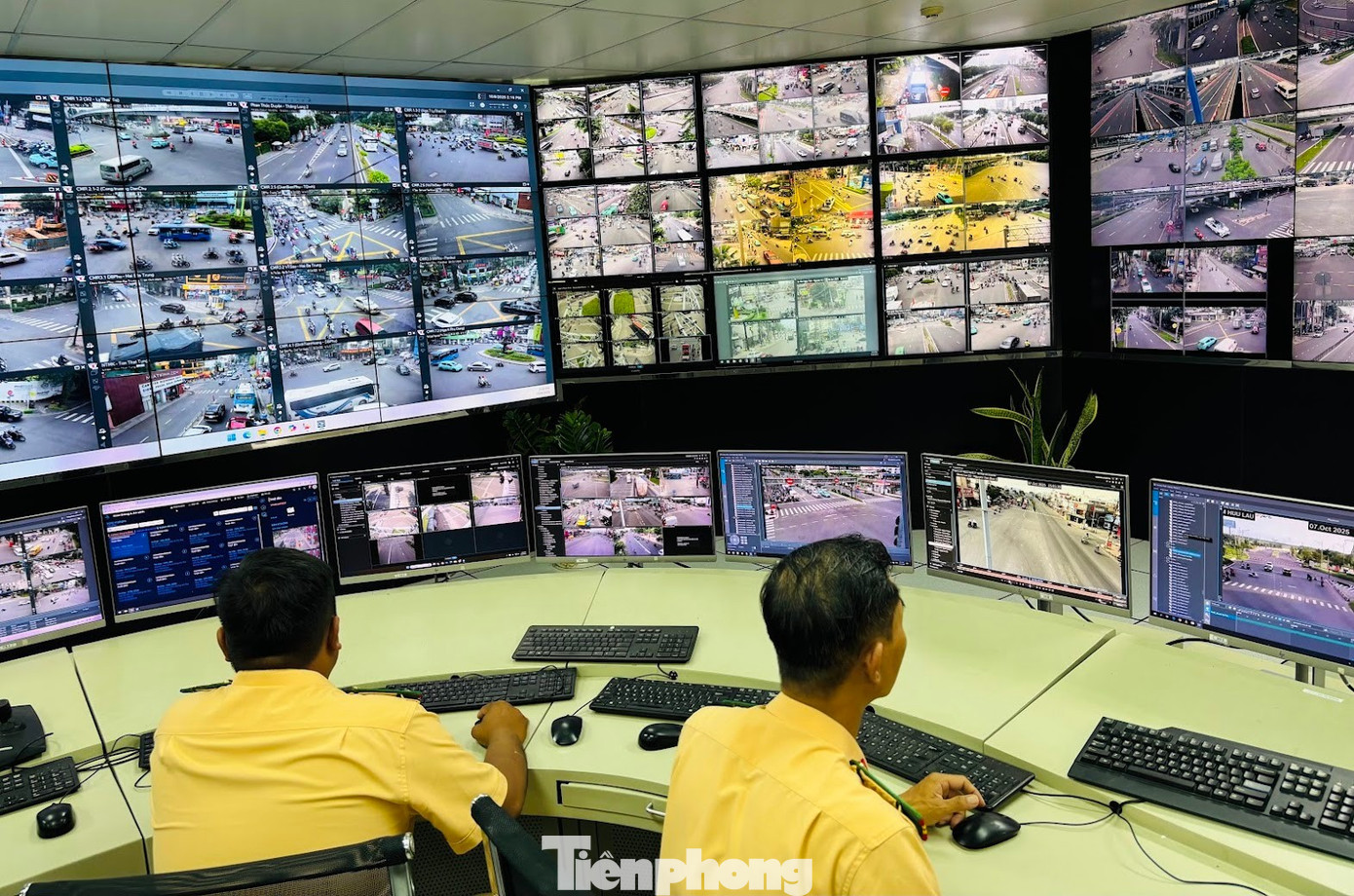 Dừng đèn đỏ dùng điện thoại có bị phạt không